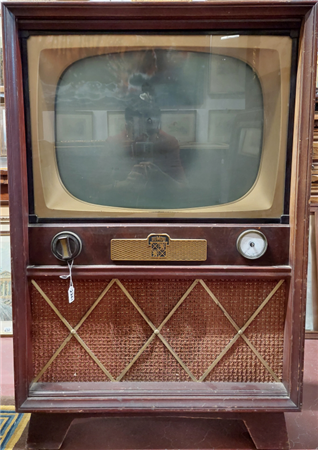 Dumont Televisore a tubo catodico con mobile in legno. USA, anni '50. (cm 99x64x54) (gravi difetti)