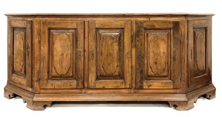 Credenza scantonata in legni vari a cinque ante pannellate con riserve mistilin