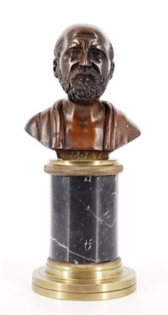 Busto di Socrate in bronzo brunito, poggiante su colonna in marmo con profili i