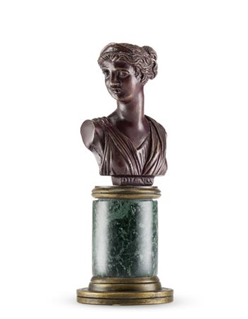 Fonderia del secolo XIX. "Busto di Diana" in bronzo patinato a finto porfido, b