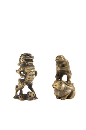 Due netsuke in avorio raffigurante scimmia su coniglio e drago
Giappone, period