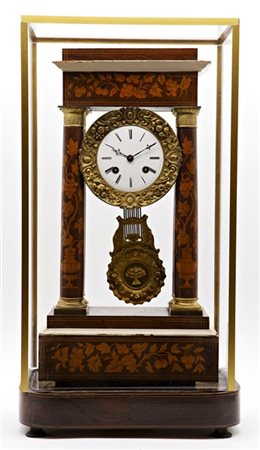 Orologio da appoggio a portico in legno e bronzo dorato. Cassa impiallacciata e