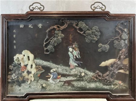 Pannello in legno dipinto e decorato con applicazioni a rilievo in pietre dure