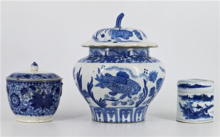 Tre contenitori con coperchio in porcellana bianca e blu con decori vari 
Cina,