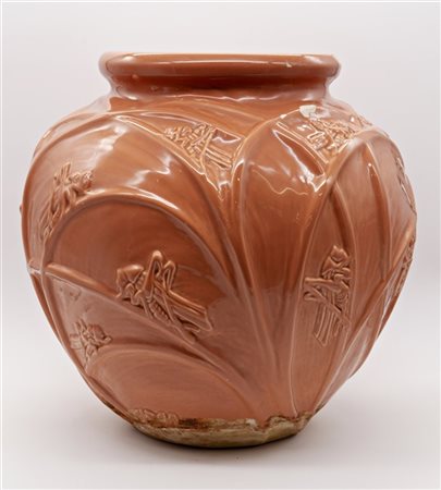 Vaso in ceramica smaltata nei toni del rosa con decoro a rilievo di cavallette