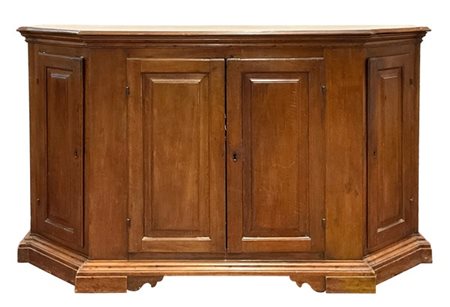 Credenza scantonata in noce con quattro ante pannellate. Secolo XIX (cm 183x110