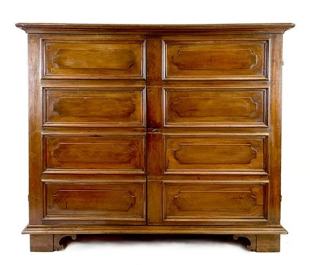 Antica credenza in noce a due ante pannellate, piedi a mensola. (cm 160x137x72)