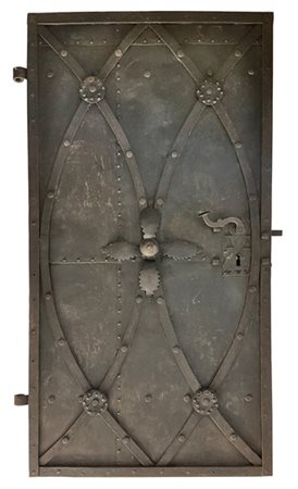 Porta in ferro con elementi decorativi geometrici e stilizzati, applicati e rib