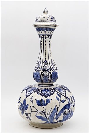 Manifattura di Delft. Vaso con coperchio in maiolica decorata nei toni del blu