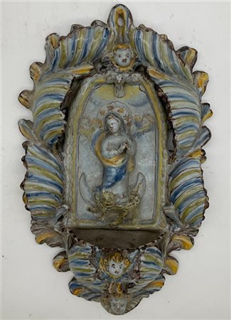 Manifattura del secolo XVIII. Acquasantiera in maiolica dipinta in policromia c