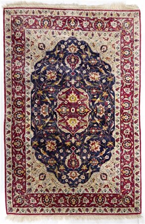 Tappeto Ispahan, Persia, secolo XX. Decoro con medaglione con puntali bordeaux