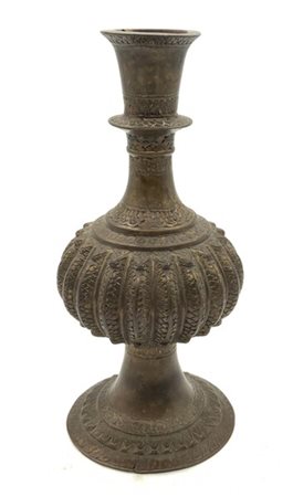 Vaso per narghilè in bronzo baccellato ed inciso, India, periodo Mughal, secolo