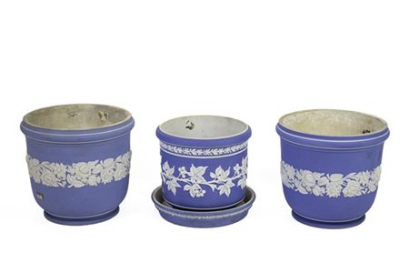 Manifattura di Wedgewood. Tre diversi cachepot in ceramica bianca e blu decorat