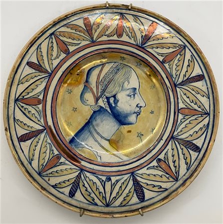 Manifattura secolo XIX. Piatto in maiolica policroma decorata a lustro con prof