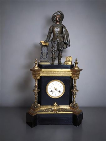 Orologio soprammobile in marmo nero del Belgio e bronzo dorato