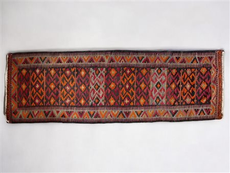 Galleria kilim a motivi geometrici su fondo rosso