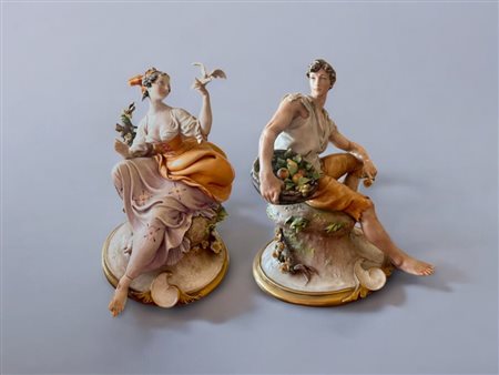 Coppia di statuette tipo Capodimonte in porcellana policroma