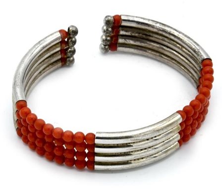 BRACCIALE IN METALLO ARGENTATO E MICRO SFERE DI COLOR ROSSO