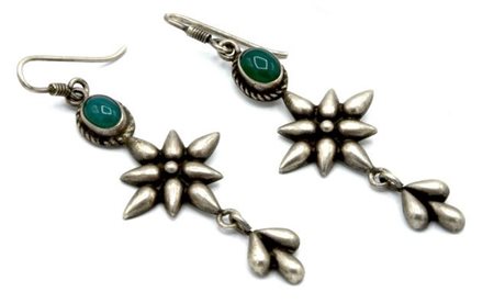 ORECCHINI PENDENTI IN ARGENTO MODELLATI A STELLA CON PIETRA DURA COLOR VERDE...