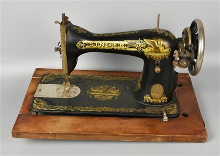 MACCHINA DA CUCIRE modello Singer 1920 h cm 25 poggiante su base in legno di...