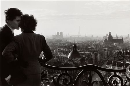 Willy Ronis (1910-2009)  - Les amoreux de la Bastille, 1957