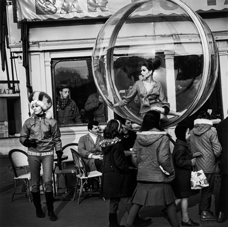 Melvin Sokolsky (1933-2022)  - Ali Taxi, Paris, 1963