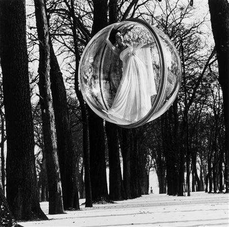 Melvin Sokolsky (1933-2022)  - Bois de Boulogne, Simone d’Allencourt, Paris, Harper's Bazaar, 1963