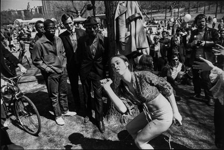 Garry Winogrand (1928-1984)  - Dalla serie "Women are beautiful", 1968