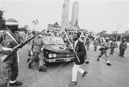 Robert Lebeck (1929-2014)  - Leopoldville, King Baudouin of Belgium disarmed by a Congolese, June 30 1960 MAZZA IN MANO, 1960