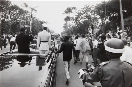 Robert Lebeck (1929-2014)  - Leopoldville, King Baudouin of Belgium disarmed by a Congolese, June 30 1960 DI SPALLE ACCANTO AUTO, 1960