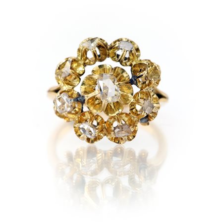 Anello a fiore in oro e diamanti Oro giallo 750/000. Peso complessivo gr....