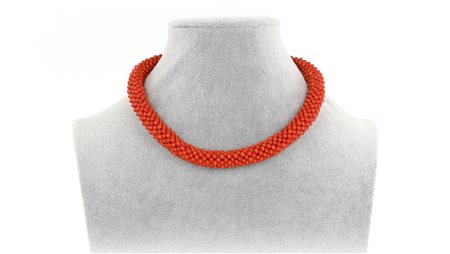 Collana in corallo rosso con infilatura tubolare e chiusura in argento Peso...