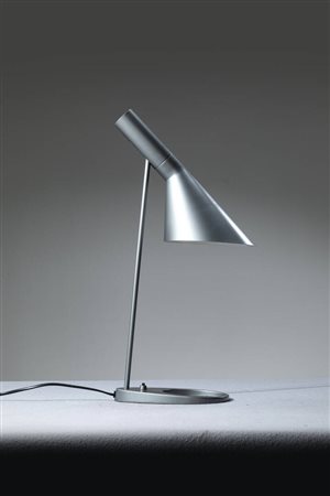 ARNE JACOBSEN<BR>Lampada da tavolo orientabile mod. AJ