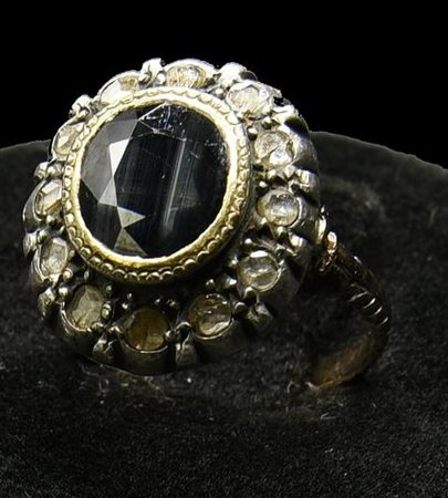 ANELLO IN ORO A BASSO TITOLO, ARGENTO, DIAMANTI E ZAFFIRO anello a corolla...