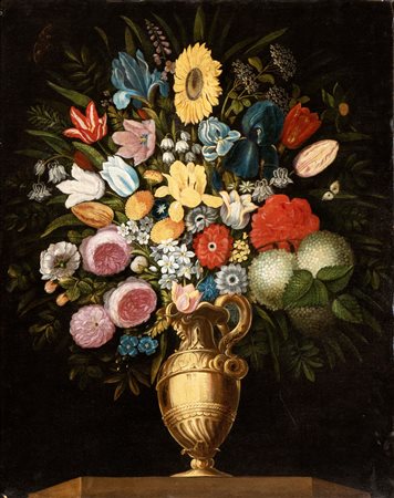 Vaso di fiori entro vaso dorato