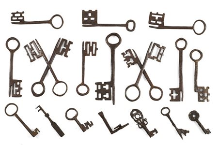 Lotto composto da diciannove diverse antiche chiavi in ferro forgiato e trafora