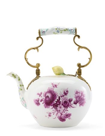 Manifattura di Meissen, 1755-1760 circa. Samovar in porcellana con corpo globul