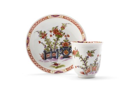 Manifattura di Meissen, 1735-1740 circa. Tazza con piattino in porcellana con d