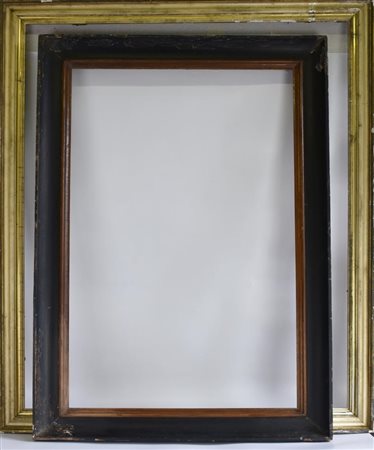 LOTTO DI DUE CORNICI costituito da: cornice dorata cm 128x100 cornice in...