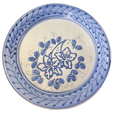 Piatto in maiolica di Santo Stefano di Camastra decorata blu a motivi floreali, 20° secolo