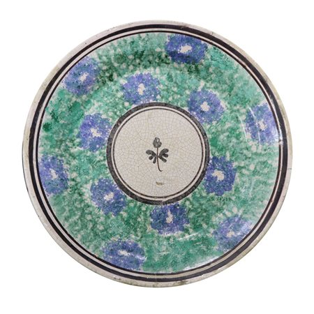 Piatto in maiolica di Caltagirone spugnato verde e azzurro a motivi floreali, fiore in manganese al 