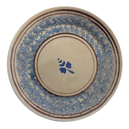 Piatto in maiolica di Caltagirone spugnato azzurro, con fiore blu al centro, Metà 20° secolo