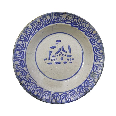 Piatto in maiolica dipinto in azzurro su fondo bianco