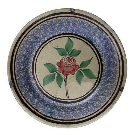 Piatto in maiolica di Caltagirone, spugnato azzurro alla circonferenza al centro fiore di rosa, Prim