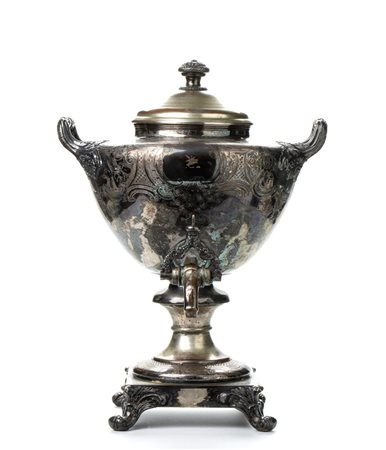 Samovar vittoriano in Sheffield con ricco decoro a sbalzo   