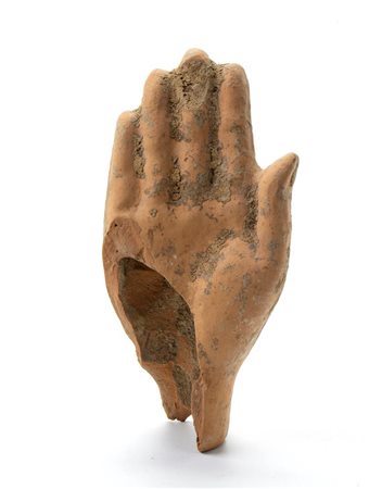 Frammento di mano in terracotta   