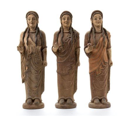 Tre figure femminili in terracotta in stile etrusco una reggente un fiore, una un vaso e una una colomba   