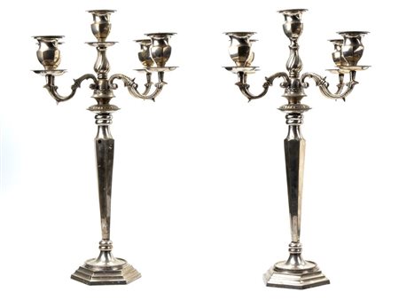 Coppia di eleganti candelabri a 5 fuochi in metallo argentato   