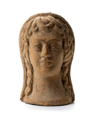 Piccola antefissa in terracotta raffigurante figura muliebre   