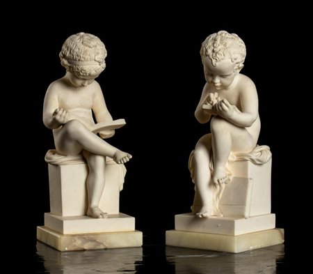 Coppia di piccole sculture in resina raffiguranti un putto che legge e un putto che scrive   